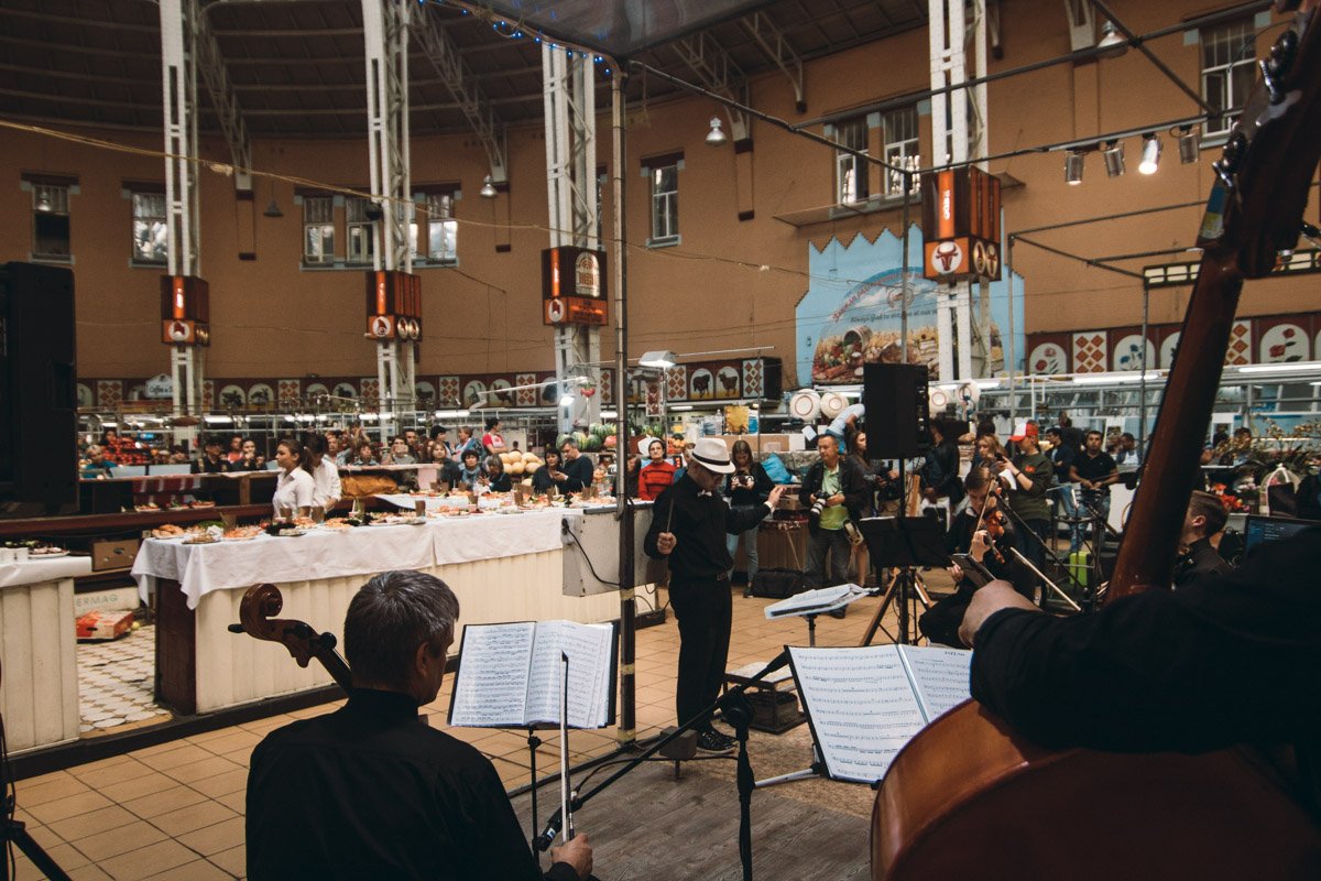 На празднике играл оркестр На празднике играл оркестр