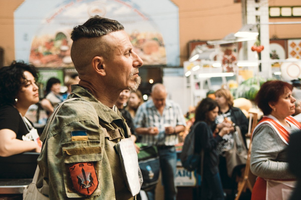 Сначала покупатели заинтересованно наблюдали за происходящим Сначала покупатели заинтересованно наблюдали за происходящим