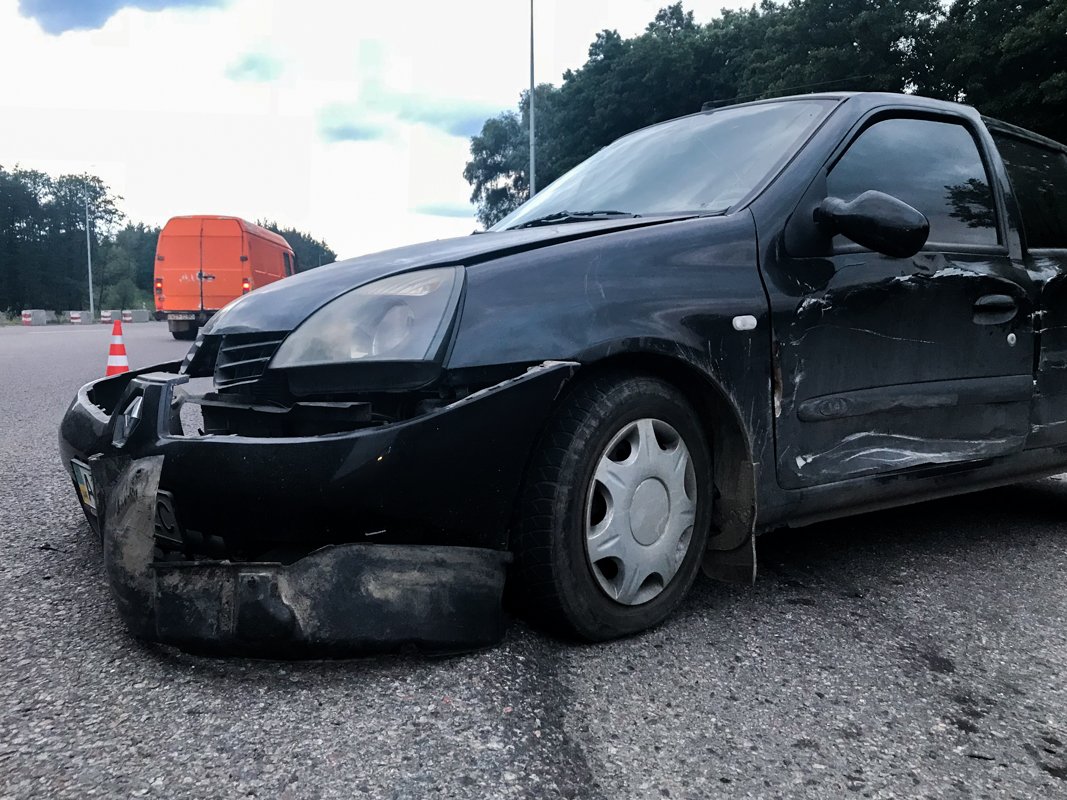 Водитель Peugeot сбежал с места аварии