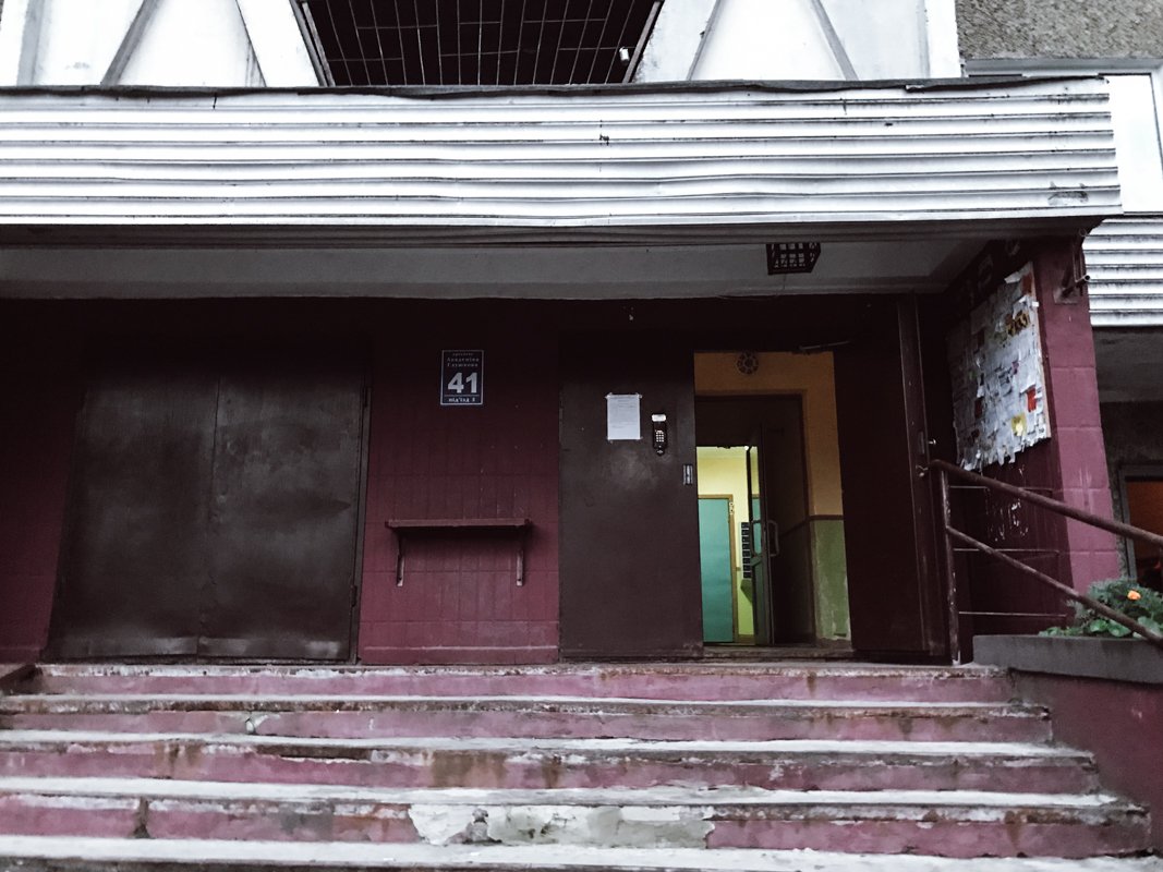 Тело нашли в лифте на 8 этаже