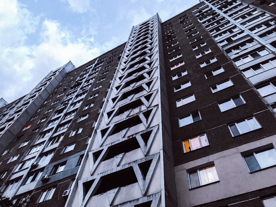 Погибшей оказалась жительница этого подъезда, 1952 года рождения