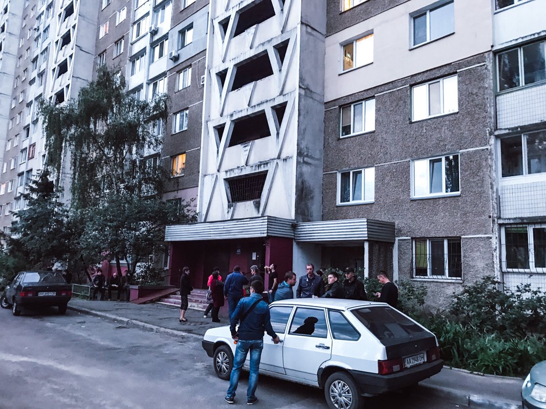 По предварительной информации, погибшей нанесли множественные ножевые ранения и удары молотком