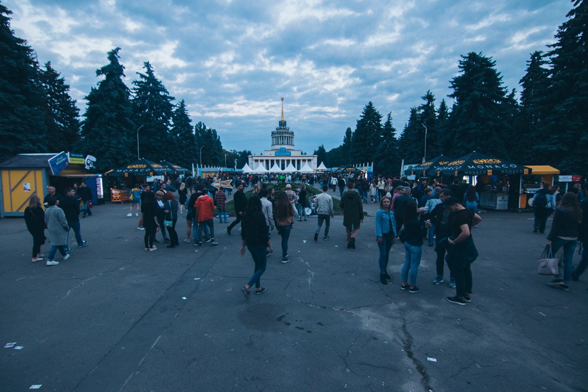 Возле выставочного центра собралось немало народу