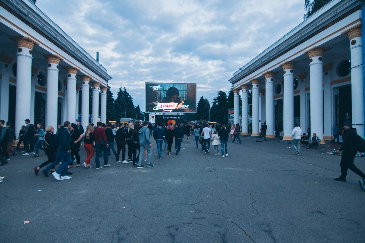 Тысячи людей толпились у входа на ВДНГ и возле главной сцены