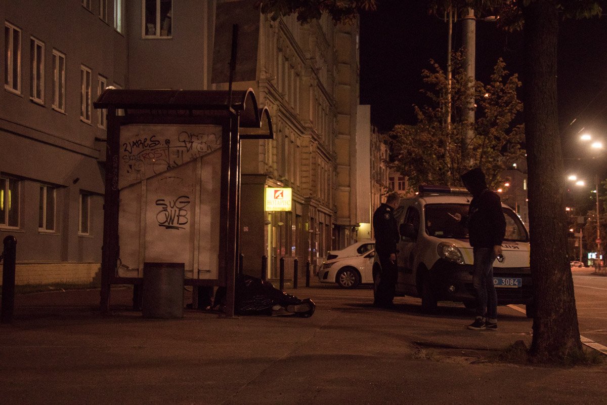 Мужчина скончался на остановке общественного транспорта