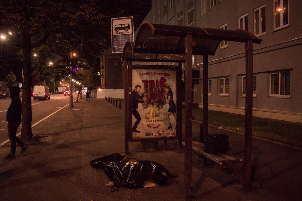 На вид ему около 60 лет