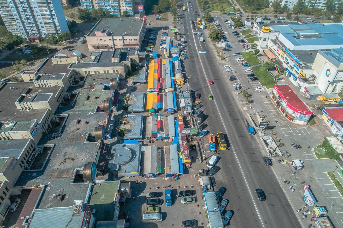 На рынке "Фестивальный" на Троещине начали демонтаж торговых точек На рынке "Фестивальный" на Троещине начали демонтаж торговых точек