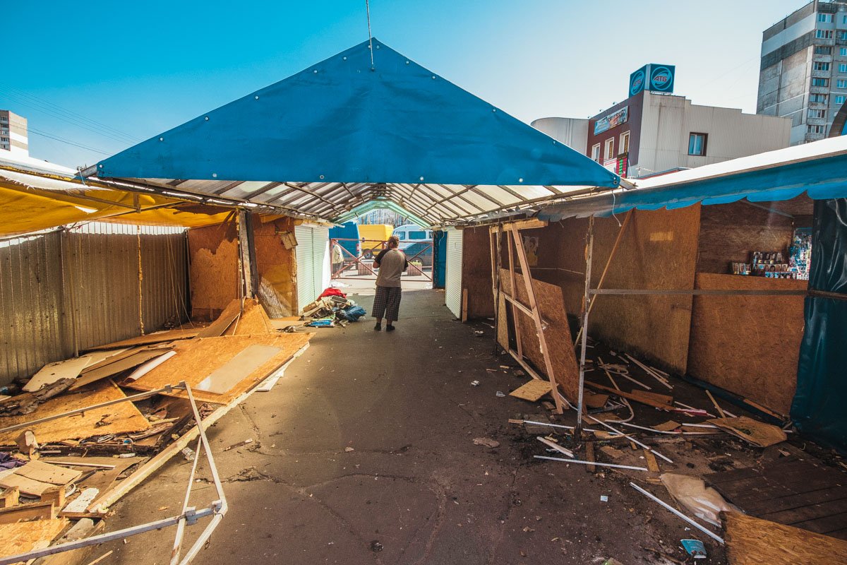 Рабочие уже снесли прилавки и стены некоторых павильонов Рабочие уже снесли прилавки и стены некоторых павильонов