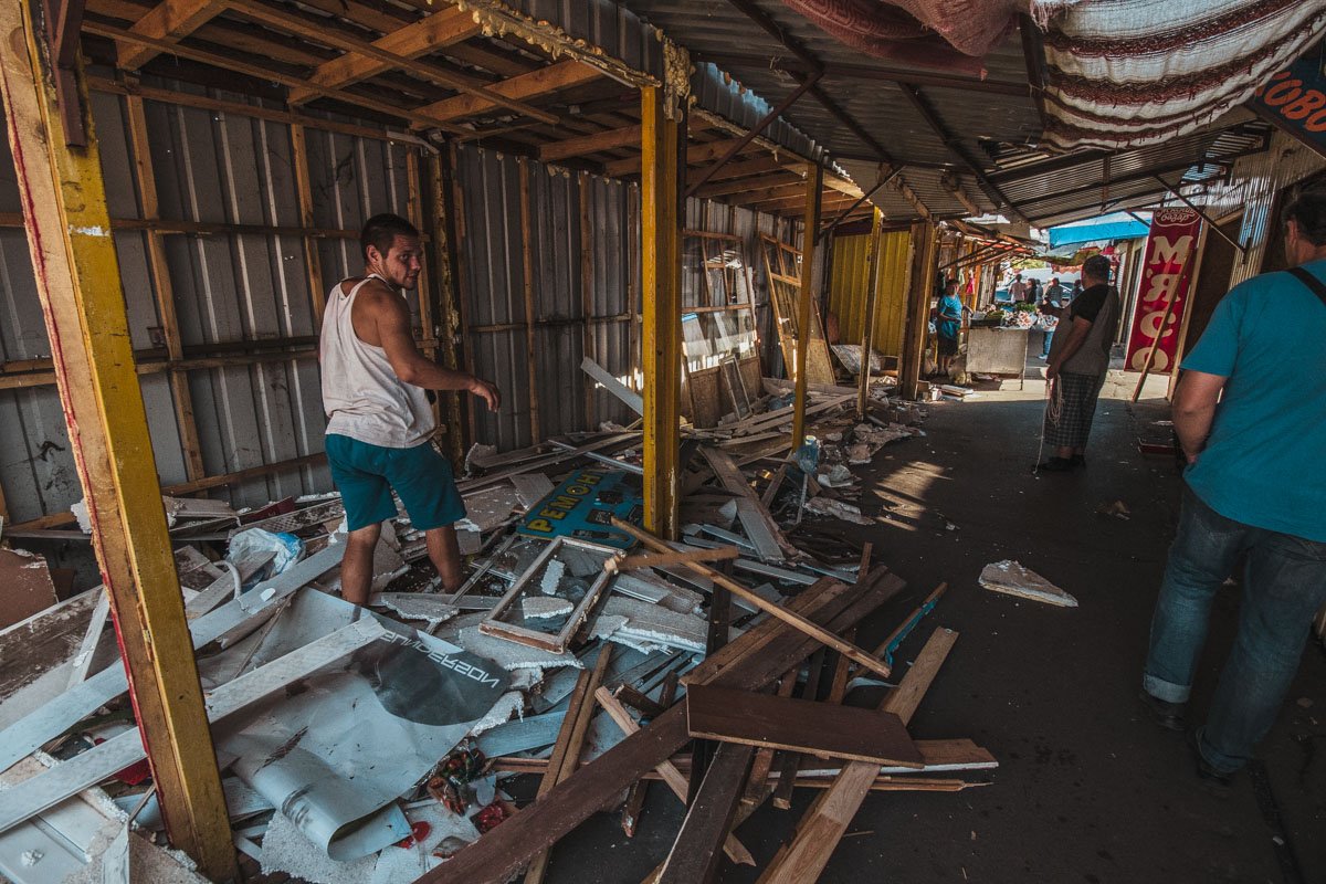 На месте несколько человек ломают доски и забирают с собой ДСП На месте несколько человек ломают доски и забирают с собой ДСП