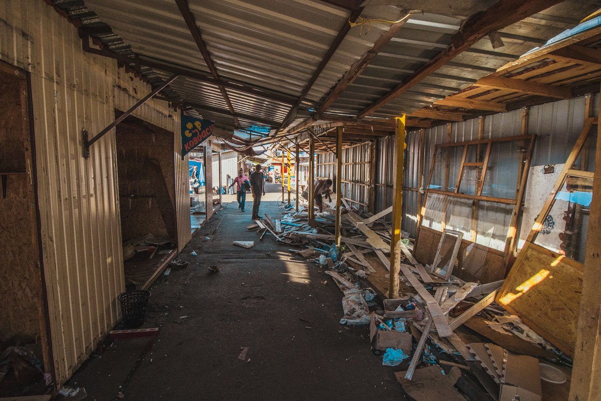 По словам руководства рынка, на сегодняшний день торговая территория не отвечает пожарным нормам По словам руководства рынка, на сегодняшний день торговая территория не отвечает пожарным нормам