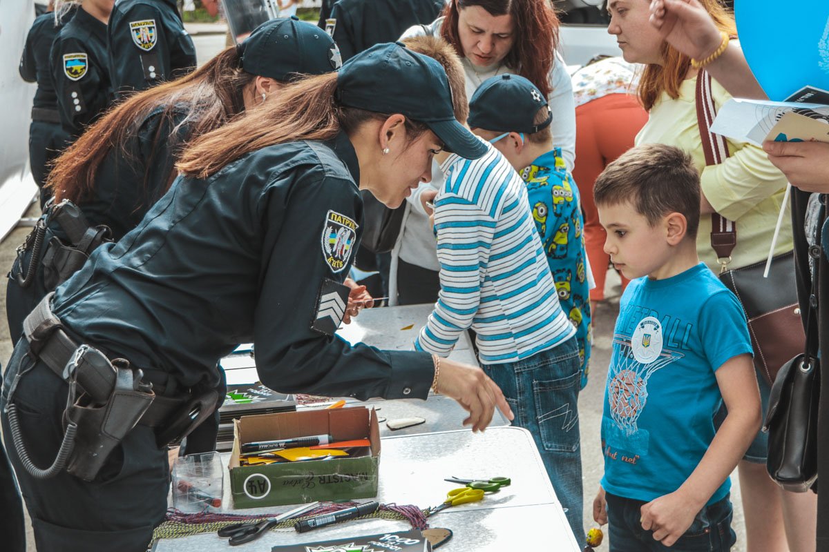 Полицейские делали вместе с детьми открытки Полицейские делали вместе с детьми открытки