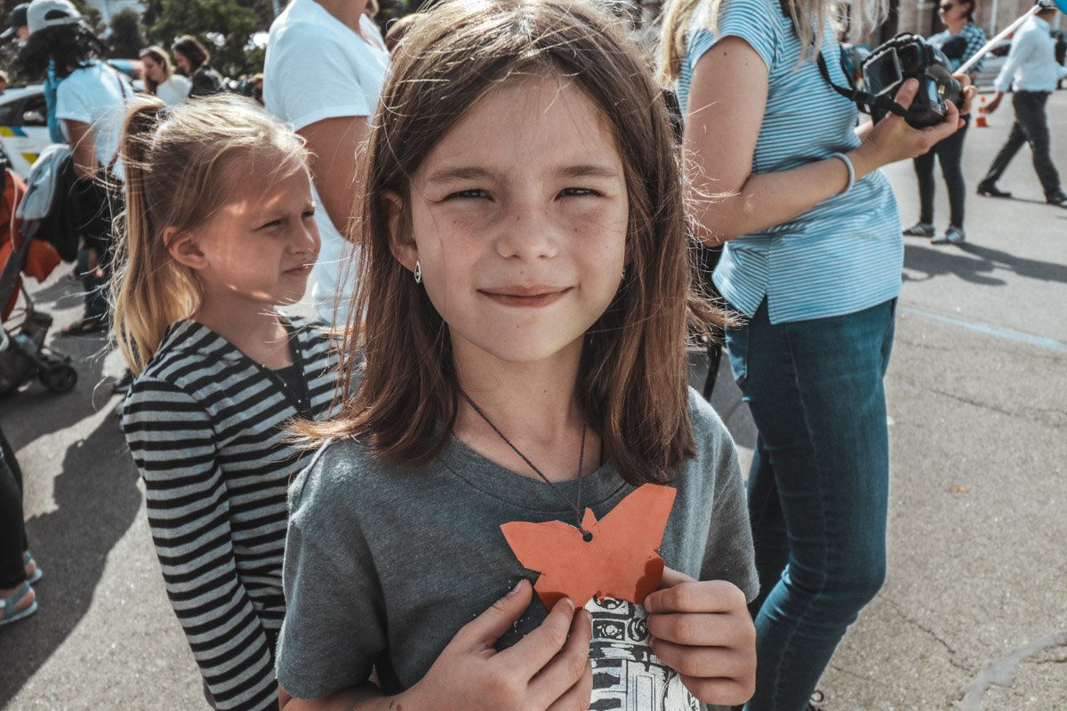 Малышка вырезала открытку-бабочку Малышка вырезала открытку-бабочку