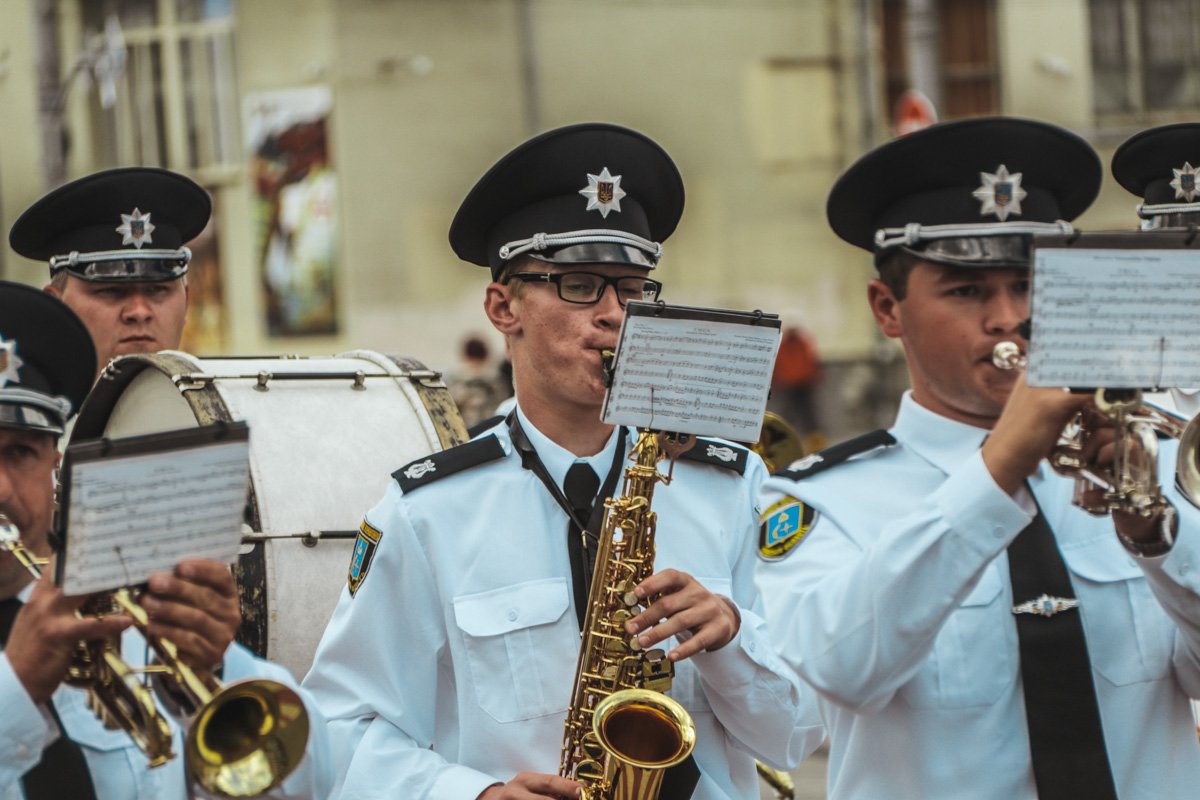 Смотрим в ноты, ребята, не сбиваемся Смотрим в ноты, ребята, не сбиваемся