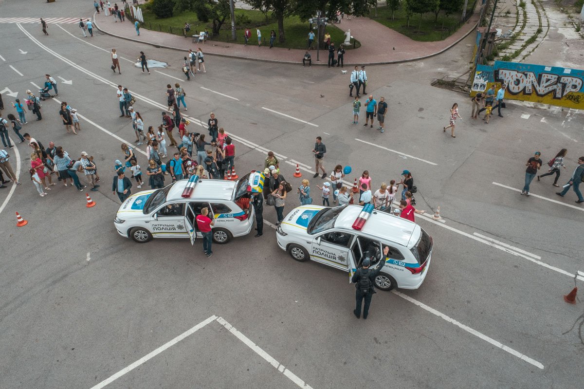 Можно и на полицейском авто проехаться Можно и на полицейском авто проехаться