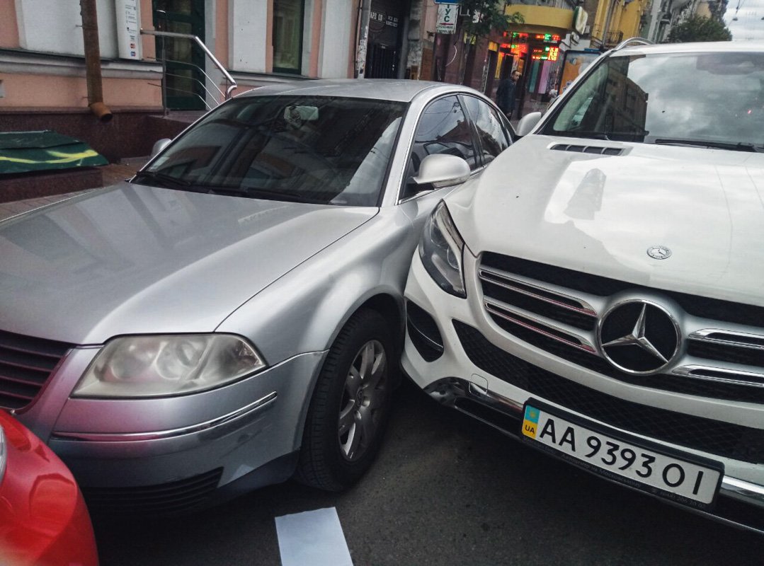 Volkswagen Golf III двигался по улице Стрелецкой и поворачивал на улицу Большая Житомирская на запрещающий сигнал светофора