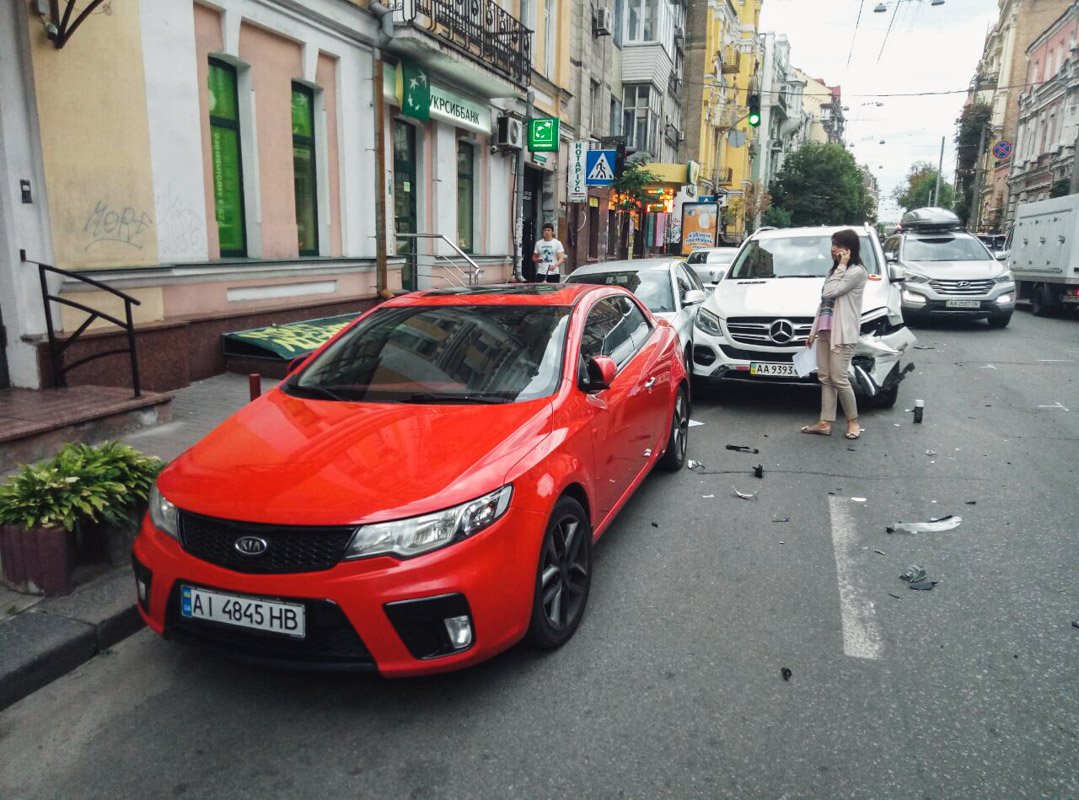 Не успев затормозить, он ударил Golf в правую сторону