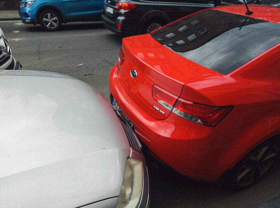 От удара хэтчбек откинуло на встречную полосу, где двигался Volkswagen Passat B7