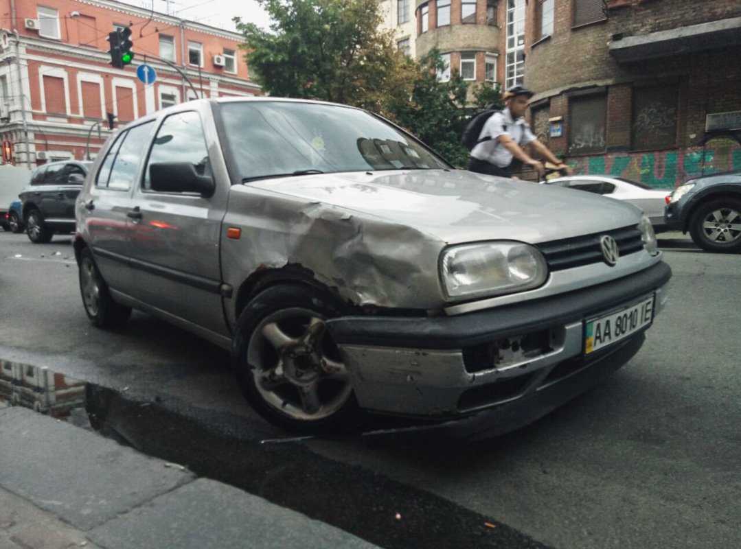 Mercedes, в свою очередь, отбросило на обочину на которой был припаркован Volkswagen Passat B5