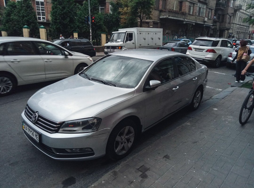 Последний от удара сдвинулся вперед и ударил впереди стоящий Kia Cerato Coup