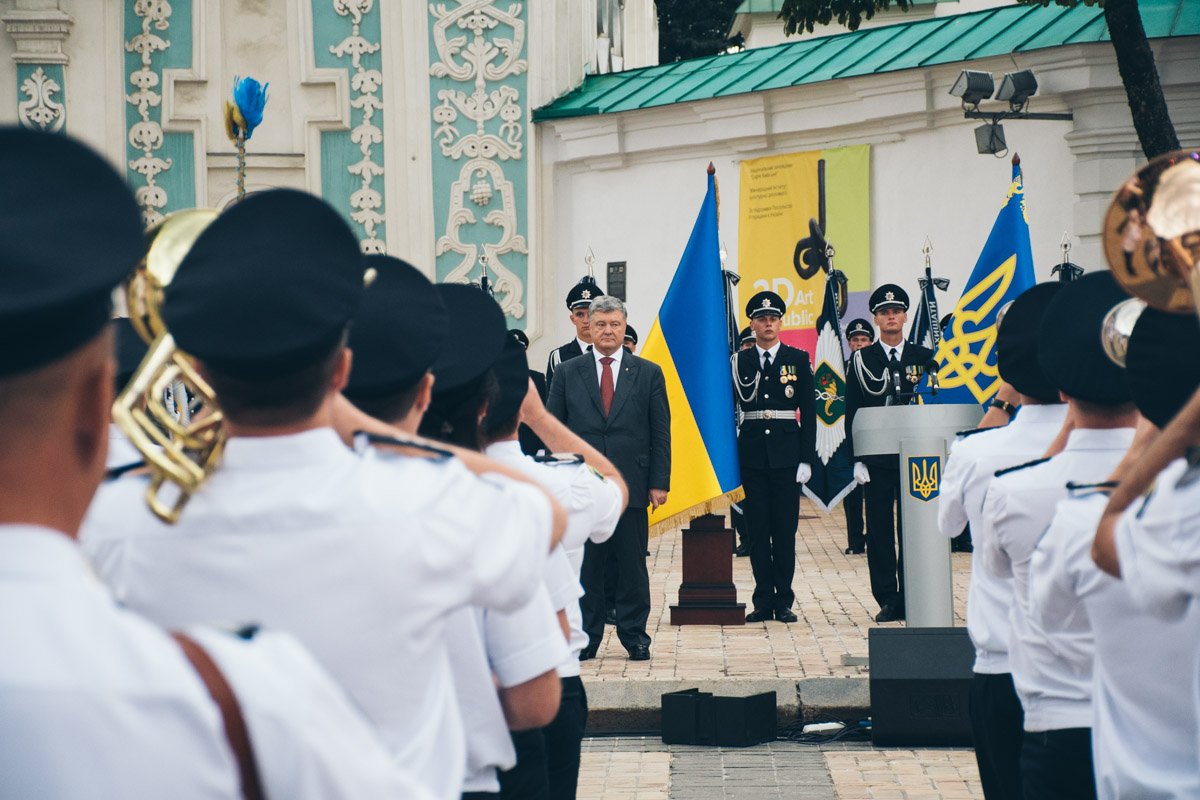 Петр Порошенко поздравил правоохранителей с Днем Национальной полиции Петр Порошенко поздравил правоохранителей с Днем Национальной полиции