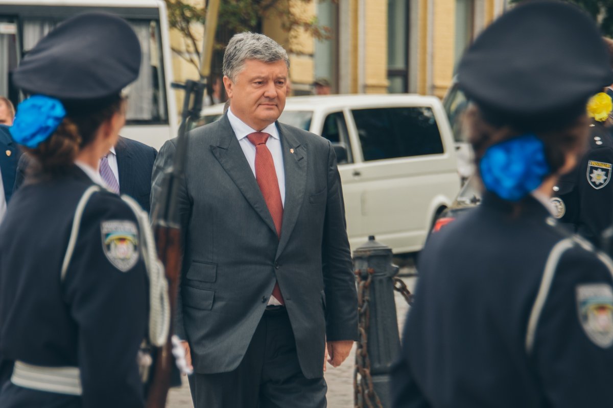 Президент Украины отметил, что полицейские вносят существенный вклад в защиту страны как на линии фронта с противником, так и от пятой колонны, которая пытается раскачать ситуацию в тылу Президент Украины отметил, что полицейские вносят существенный вклад в защиту страны как на линии фронта с противником, так и от пятой колонны, которая пытается раскачать ситуацию в тылу