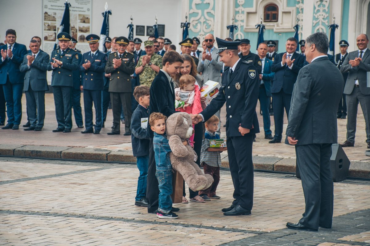 Полицейский, который вынес пятерых детей из горящей квартиры Полицейский, который вынес пятерых детей из горящей квартиры