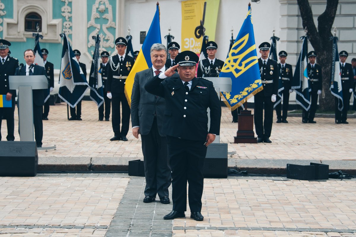 Порошенко наградил правоохранителей за мужество, проявленное, значительный вклад в борьбу с преступностью и высокий профессионализм Порошенко наградил правоохранителей за мужество, проявленное, значительный вклад в борьбу с преступностью и высокий профессионализм