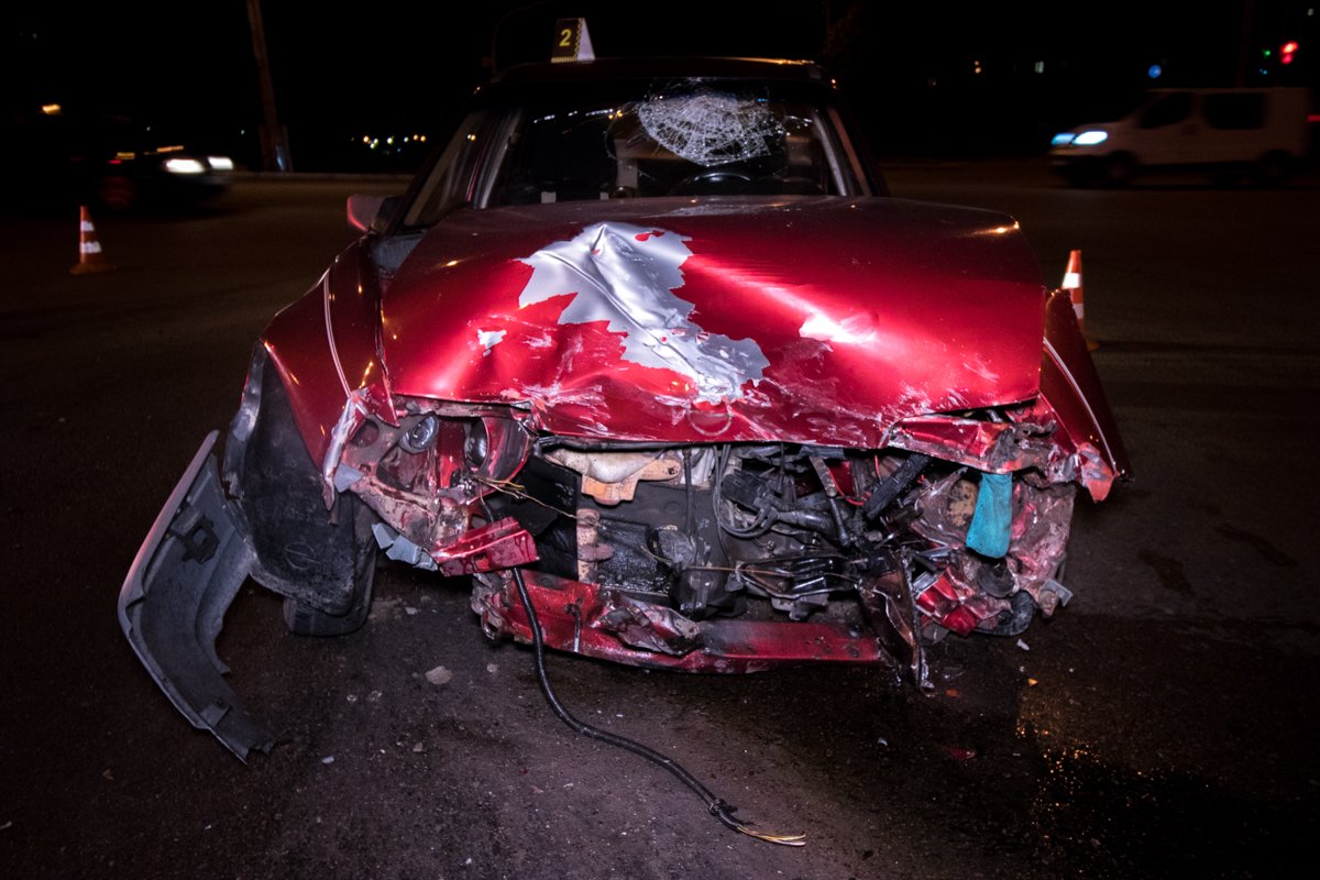 В Киеве на Троещине столкнулись Opel и BMW: пострадали два человека 1