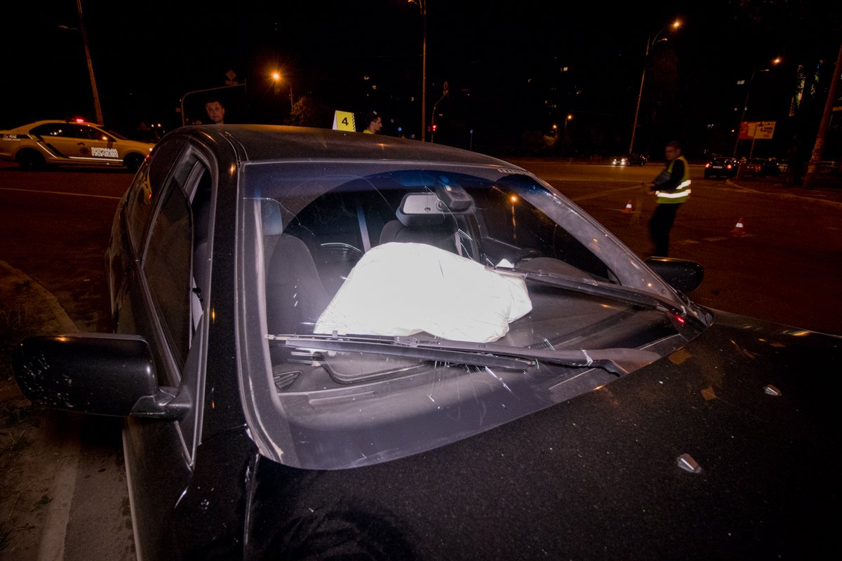 В Киеве на Троещине столкнулись Opel и BMW: пострадали два человека 6