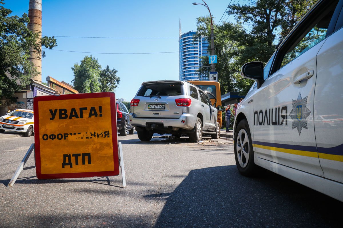 В Киеве джип влетел в маршрутное такси