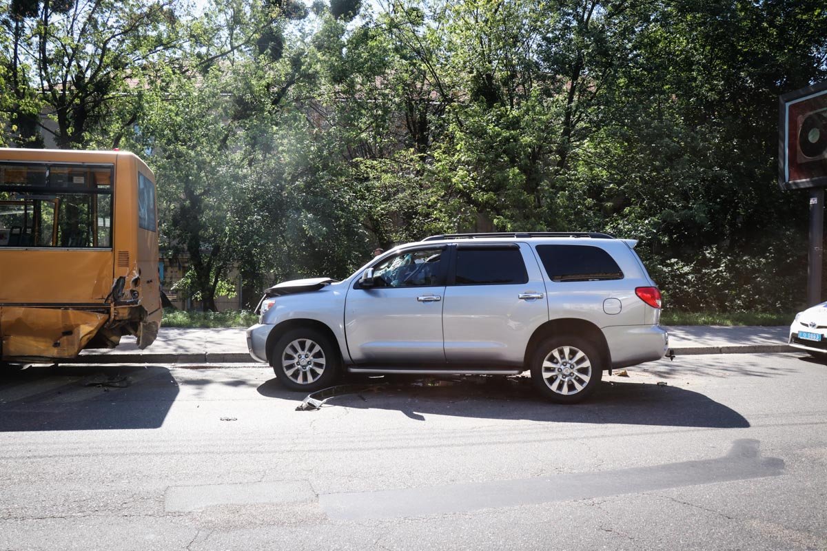 На улице Евгения Коновальца Toyota Sequoia врезалась в маршрутку с людьми