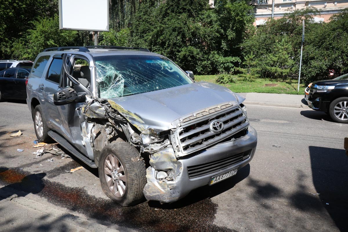 Автомобиль Toyota сильно пострадал, у него разбит весь нос