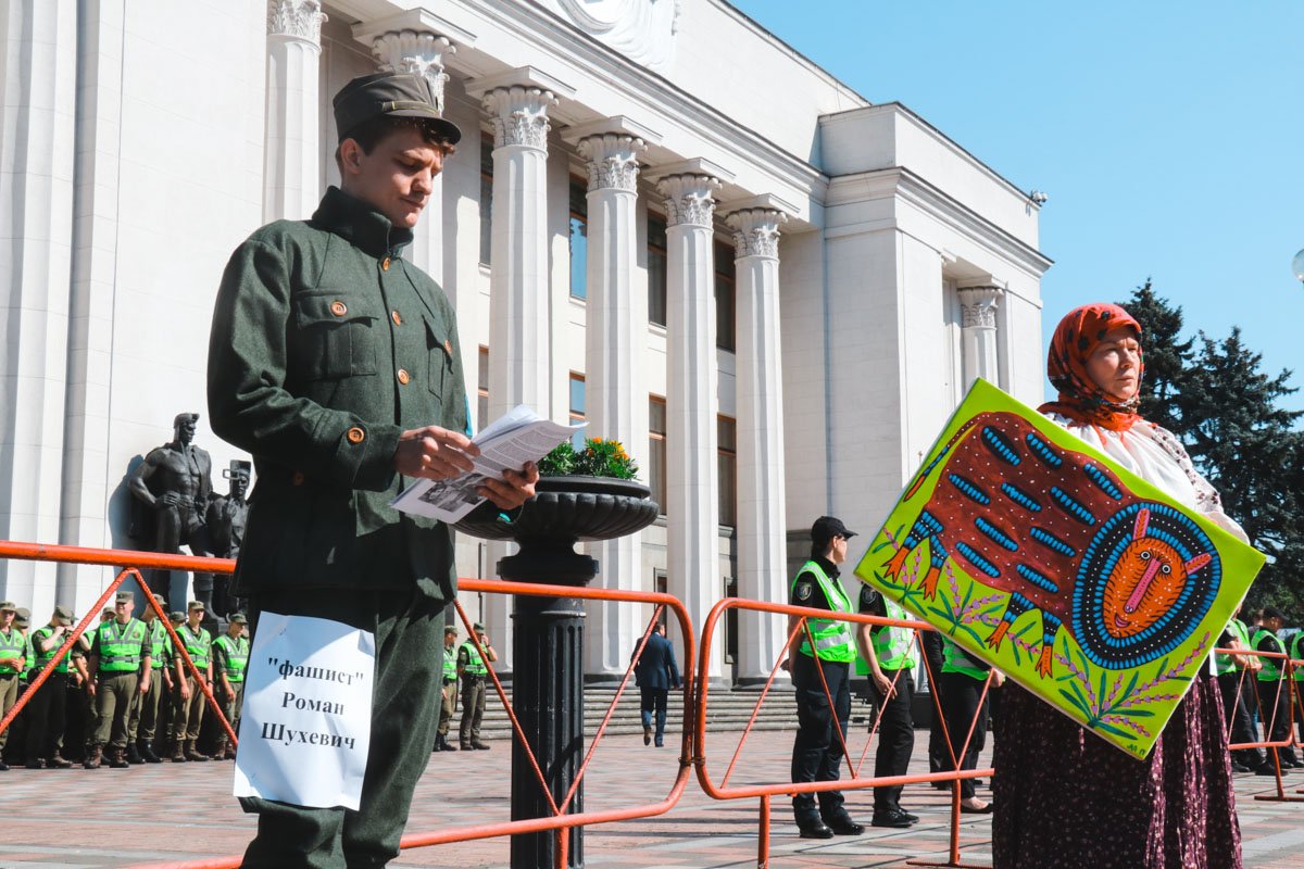 Участники акции стояли под Радой и раздавали листовки Участники акции стояли под Радой и раздавали листовки