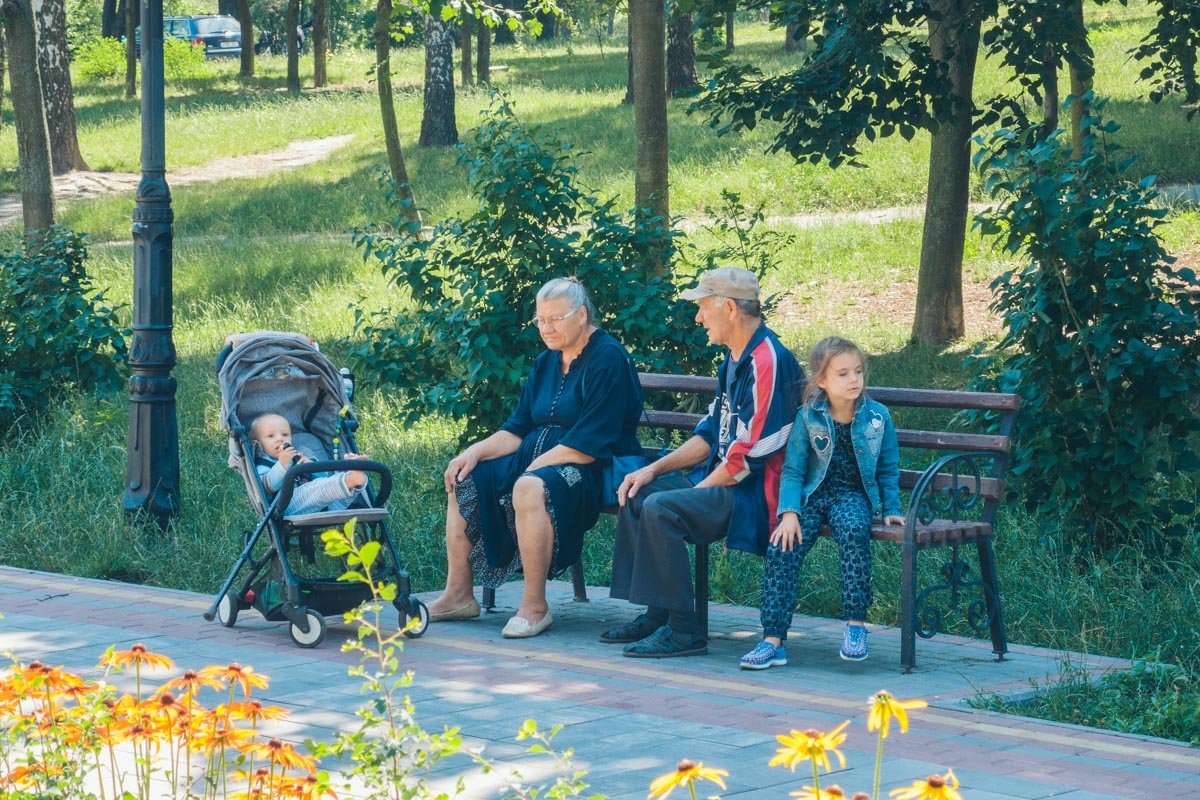 Здесь в тени комфортно и старшим поколениям, и детям Здесь в тени комфортно и старшим поколениям, и детям