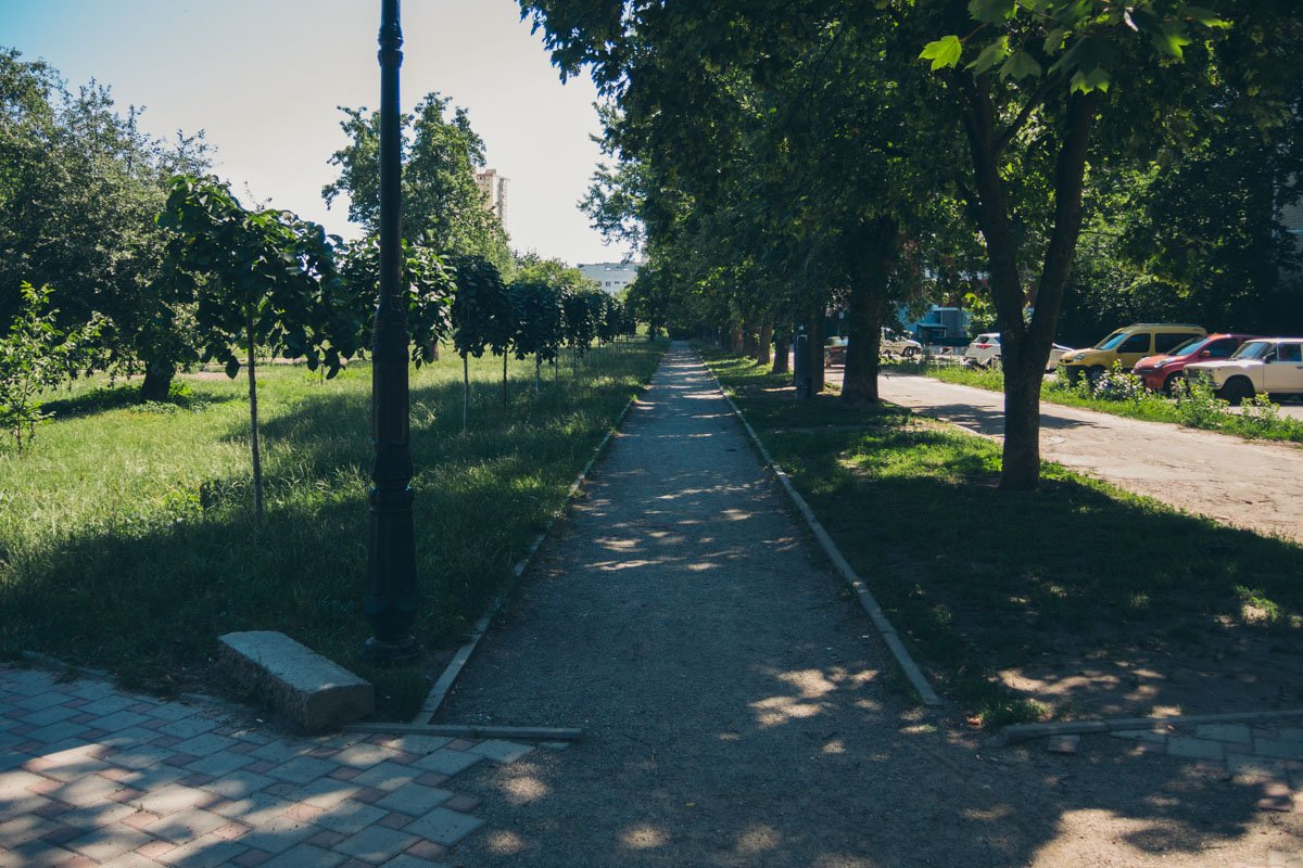 На тротуаре еще (или уже) нет плитки На тротуаре еще (или уже) нет плитки