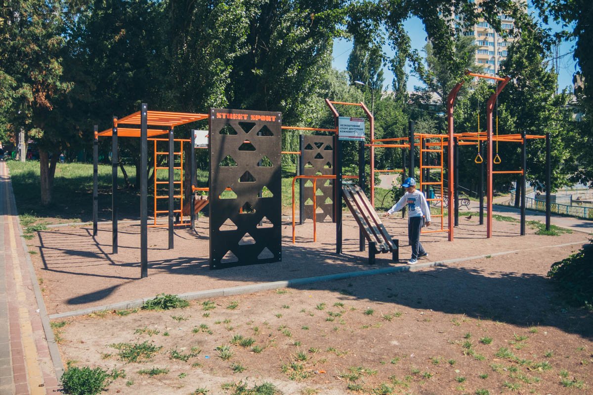 В парке есть современная спортивная площадка В парке есть современная спортивная площадка