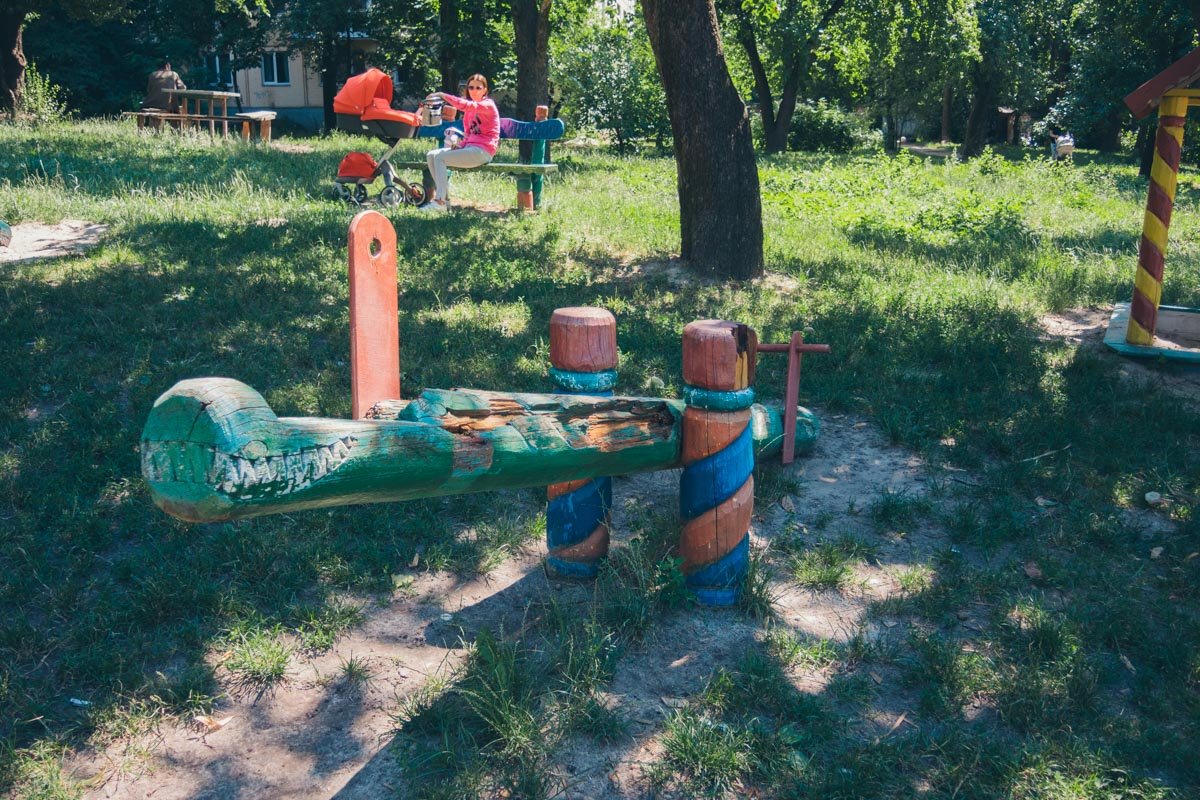 Старые ветхие качели Старые ветхие качели