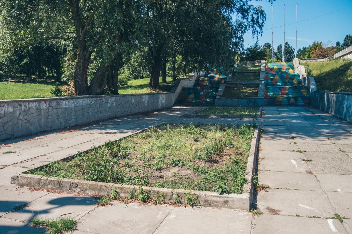 А в этой части парка ремонтом и не пахнет А в этой части парка ремонтом и не пахнет