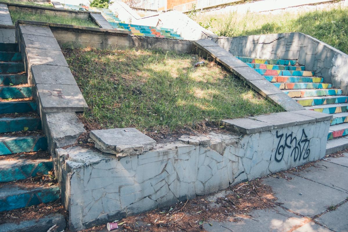 Разбитый парапет, мусор Разбитый парапет, мусор