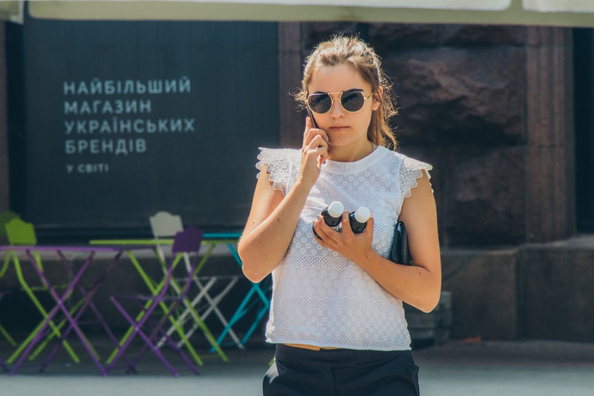 -Алло, тут меня Информатор фоткает, зайди на сайт проверь "Столицу в лицах"!