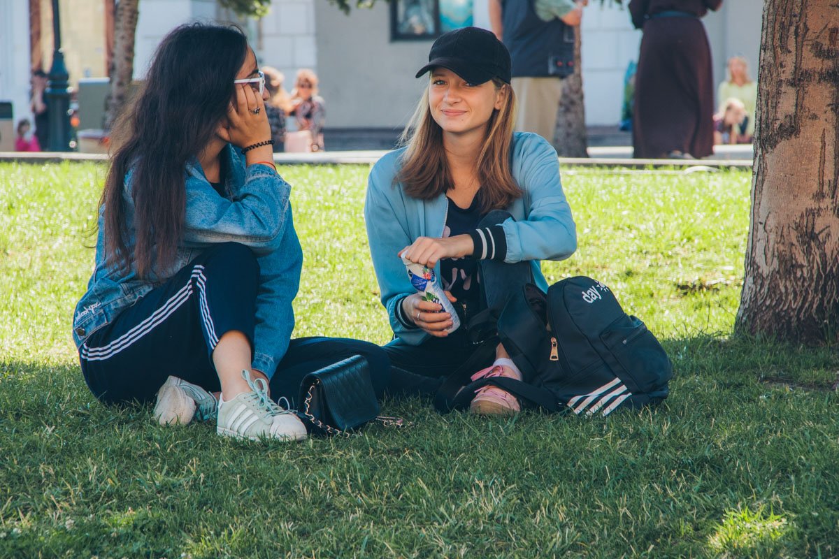 Особый вид кайфа - валяться на зеленом газоне в центре города