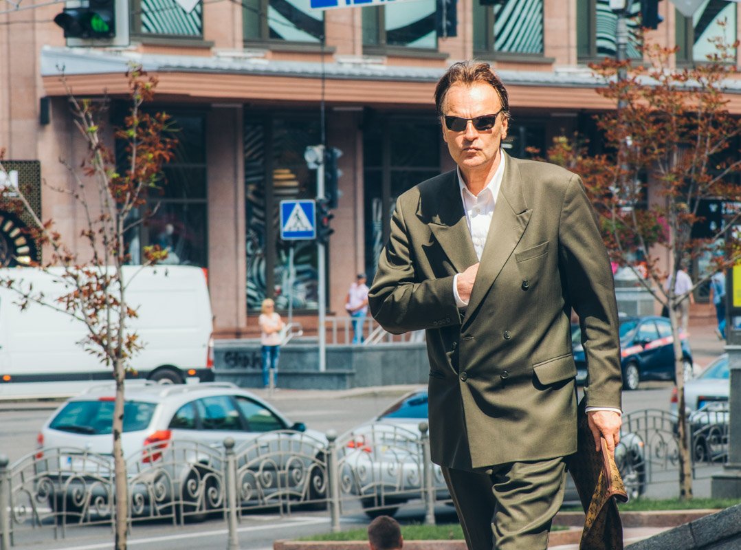 Ты же понимаешь, что он сейчас достанет из кармана? А из-за угла выйдет Уилл Смит