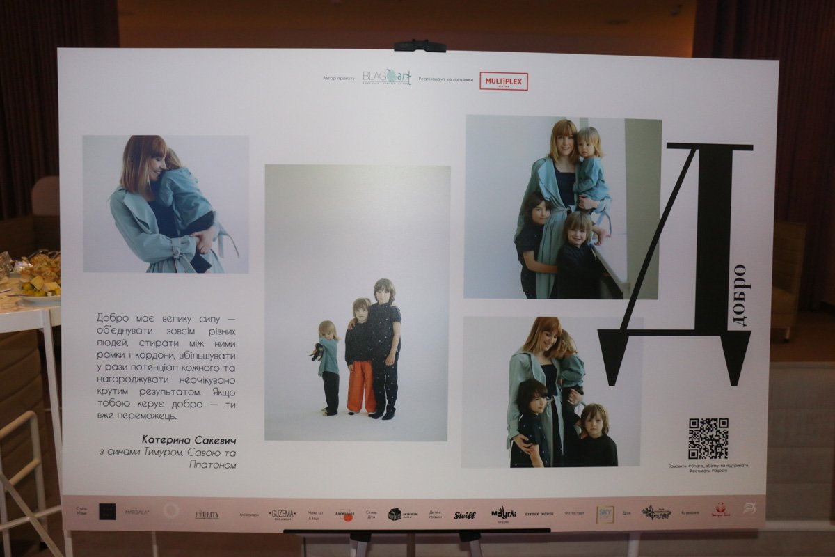 Книга составлена в виде азбуки, где на каждой странице - буквы, а к ним подобраны необычные для такого формата книги слова