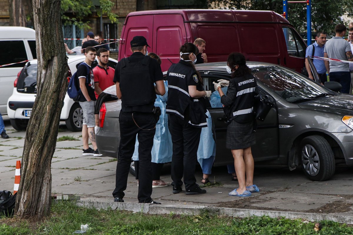 Труп в авто заметила мимо проходящая женщина