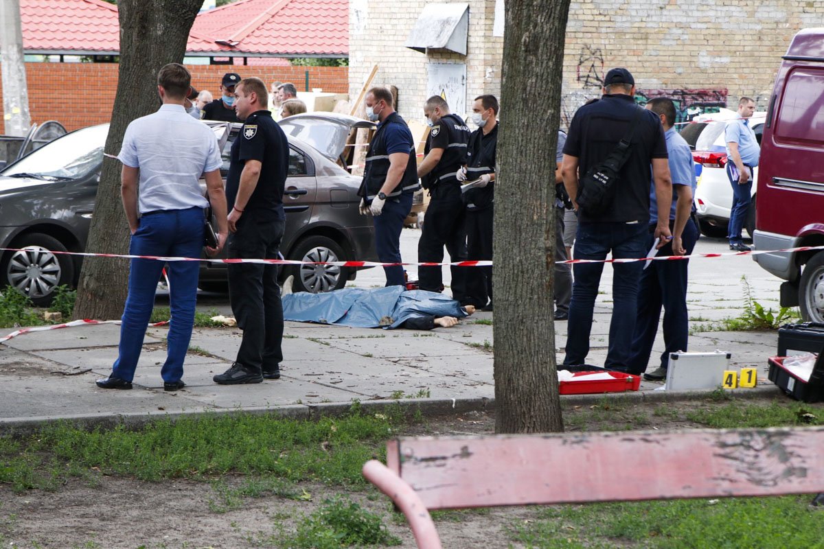 На месте преступления также нашли две пули и две стреляные гильзы