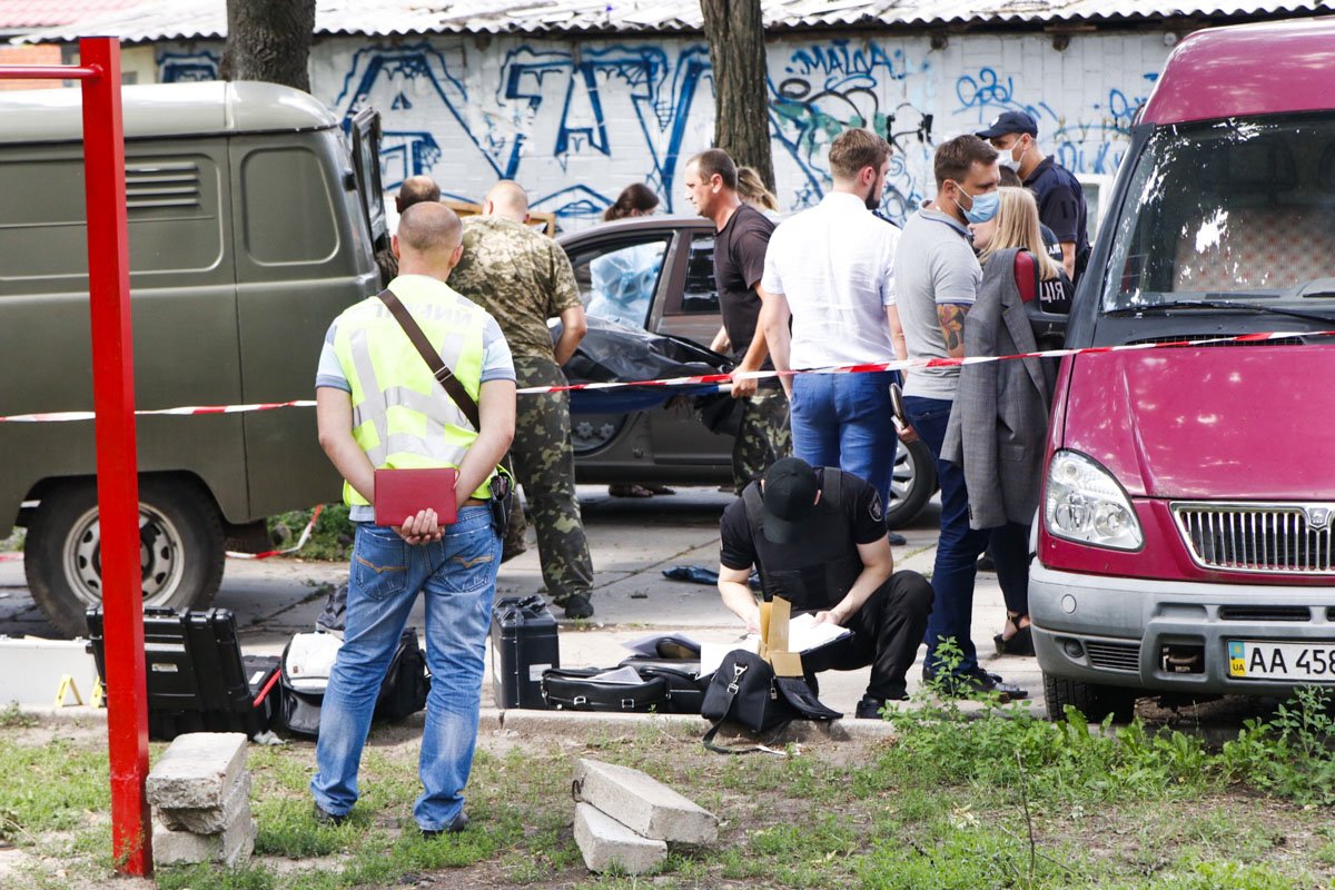 По одной из версий, 35-летний мужчина вел слежку из своего авто По одной из версий, 35-летний мужчина вел слежку и из своего авто