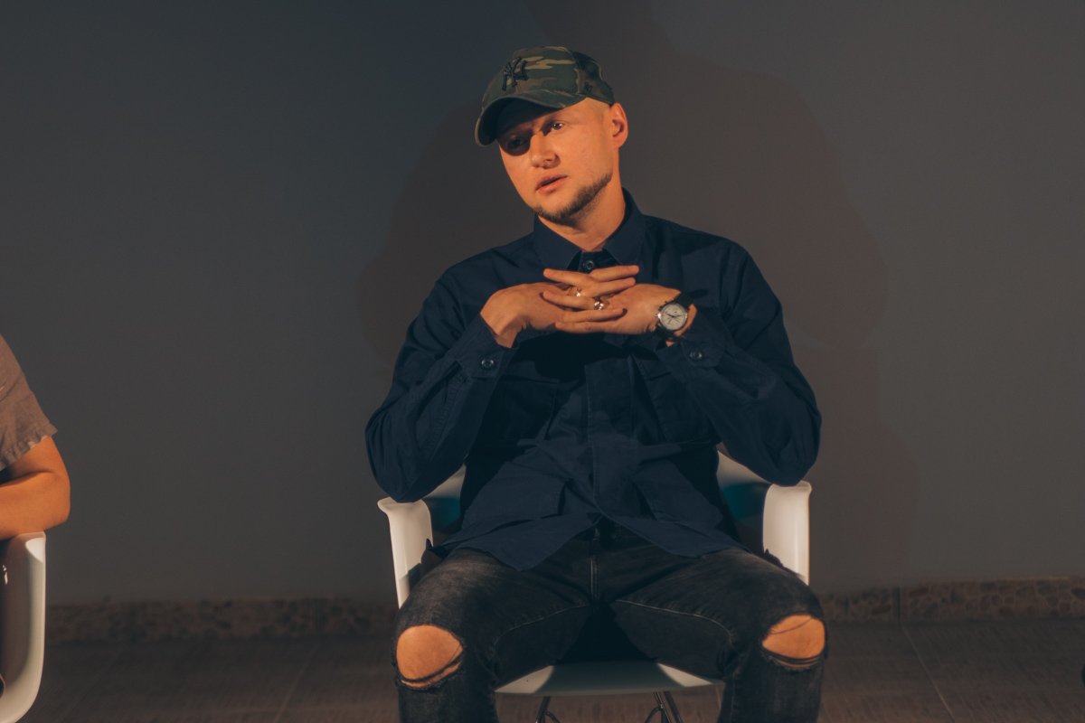 Весь ролик в черно-белых тонах, однако это скорее его изюминка, нежели минус