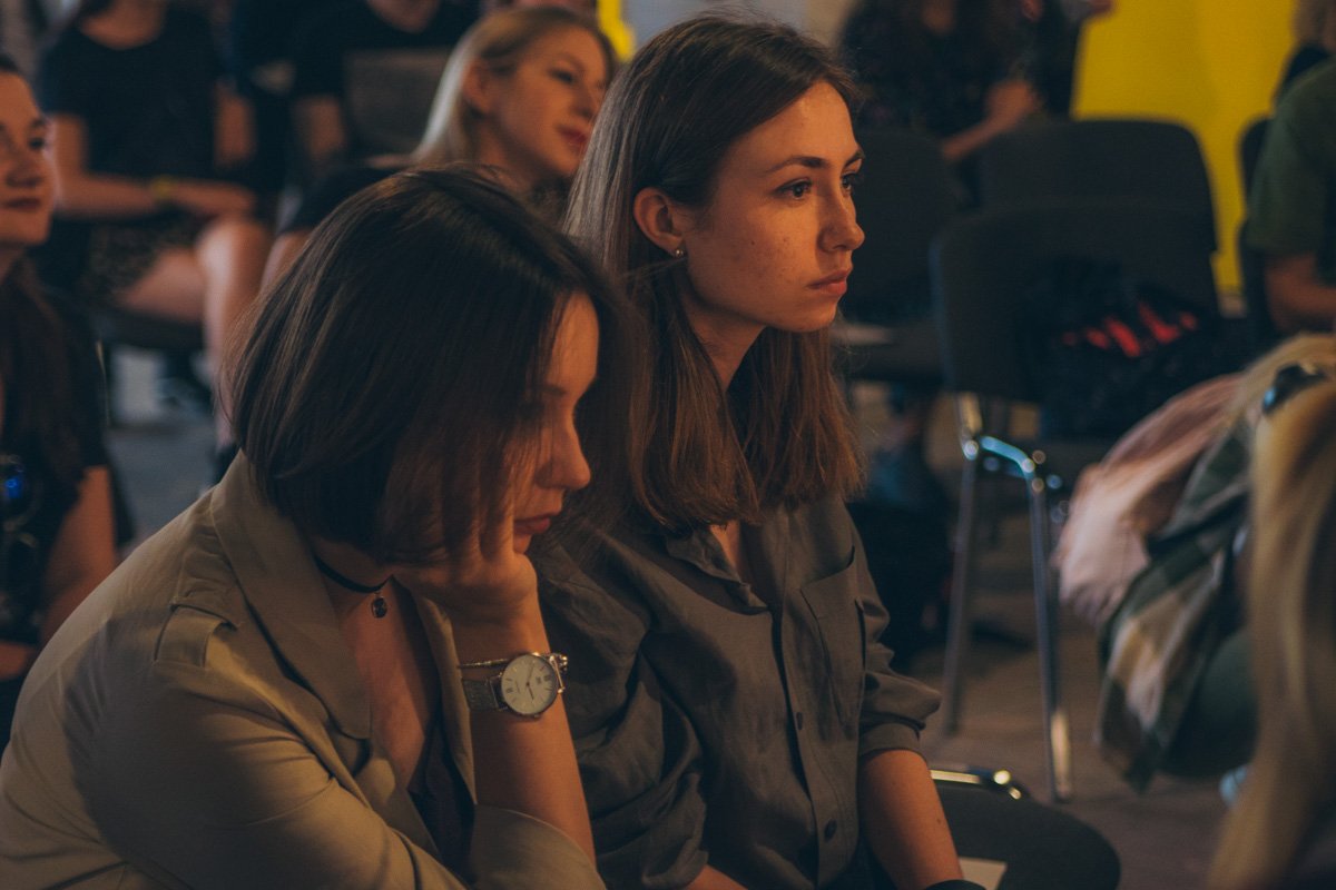 Весь сюжет клипа и правда основывается на езде в машине