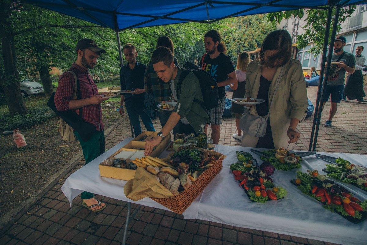 Для посетителей приготовили вкусный презент