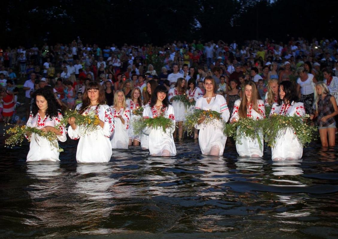Согласно поверьям, вода на Ивана Купала имеет магические свойства